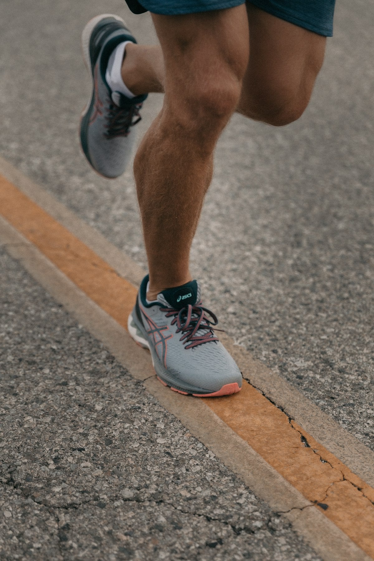 Runner with knee pain demonstrating runner's knee symptoms and evidence-based treatment